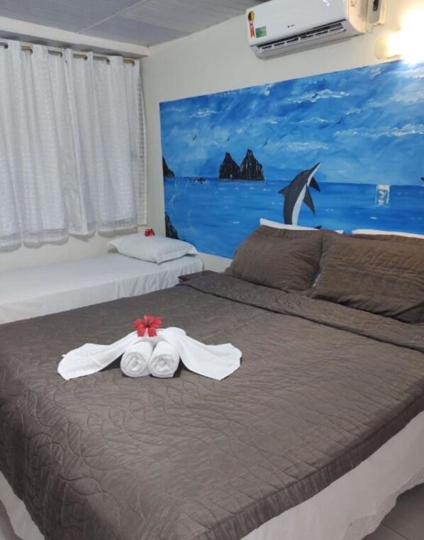 Standard Quadruple Room, Ground Floor | Minibar, bed sheets