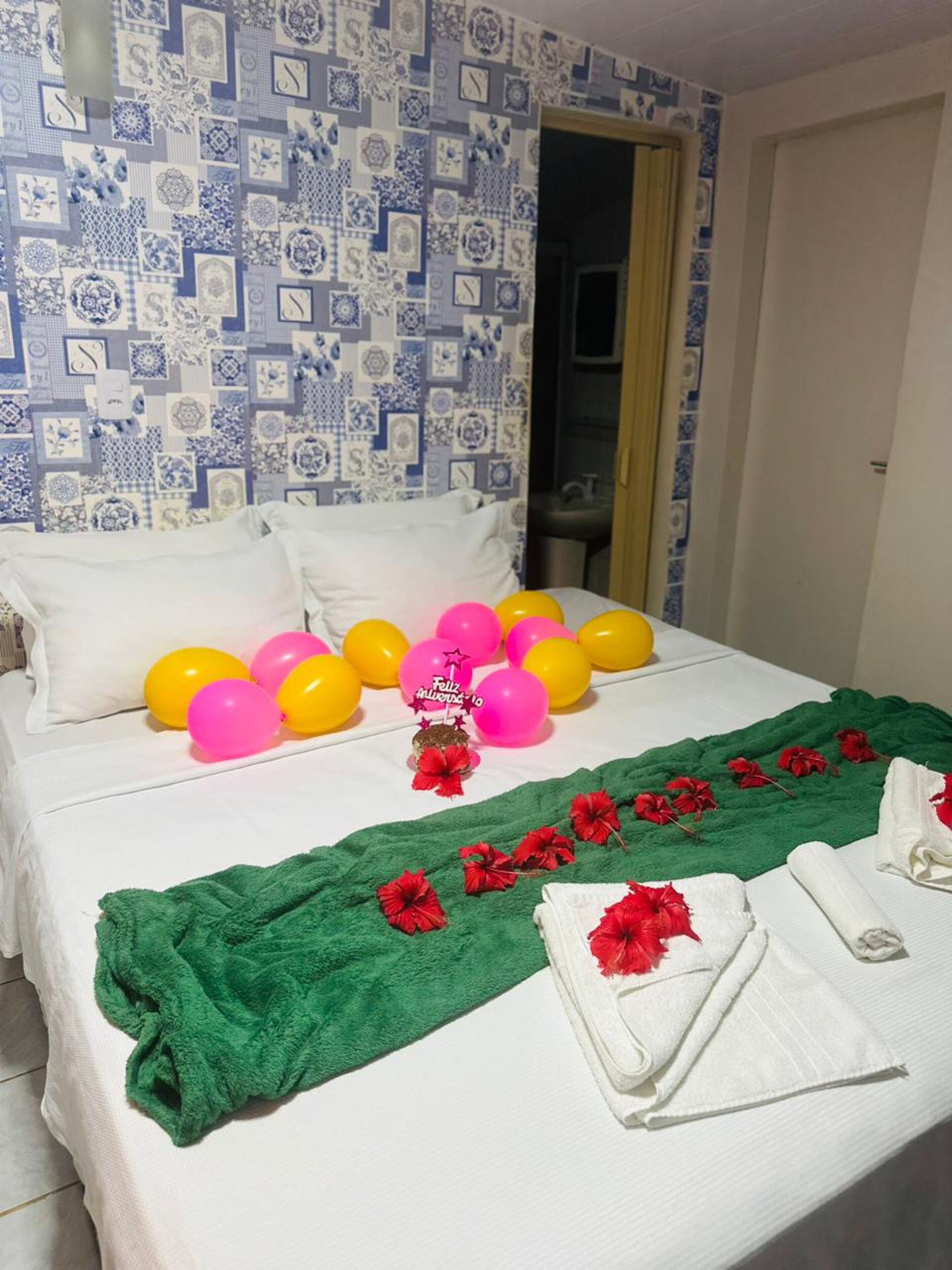 标准三人房 | 迷你吧、床单