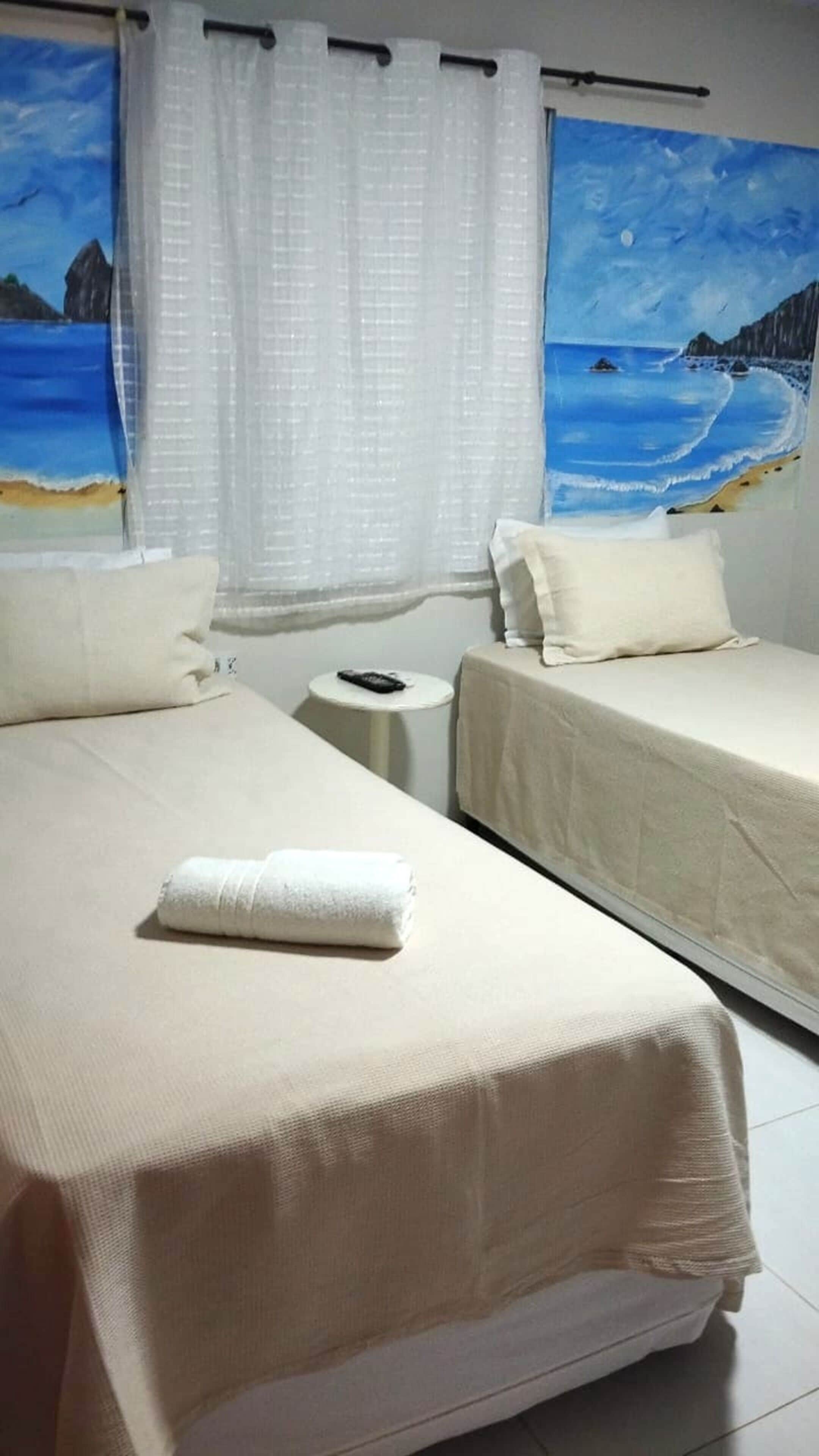 Standard Triple Room, Ground Floor | Minibar, bed sheets