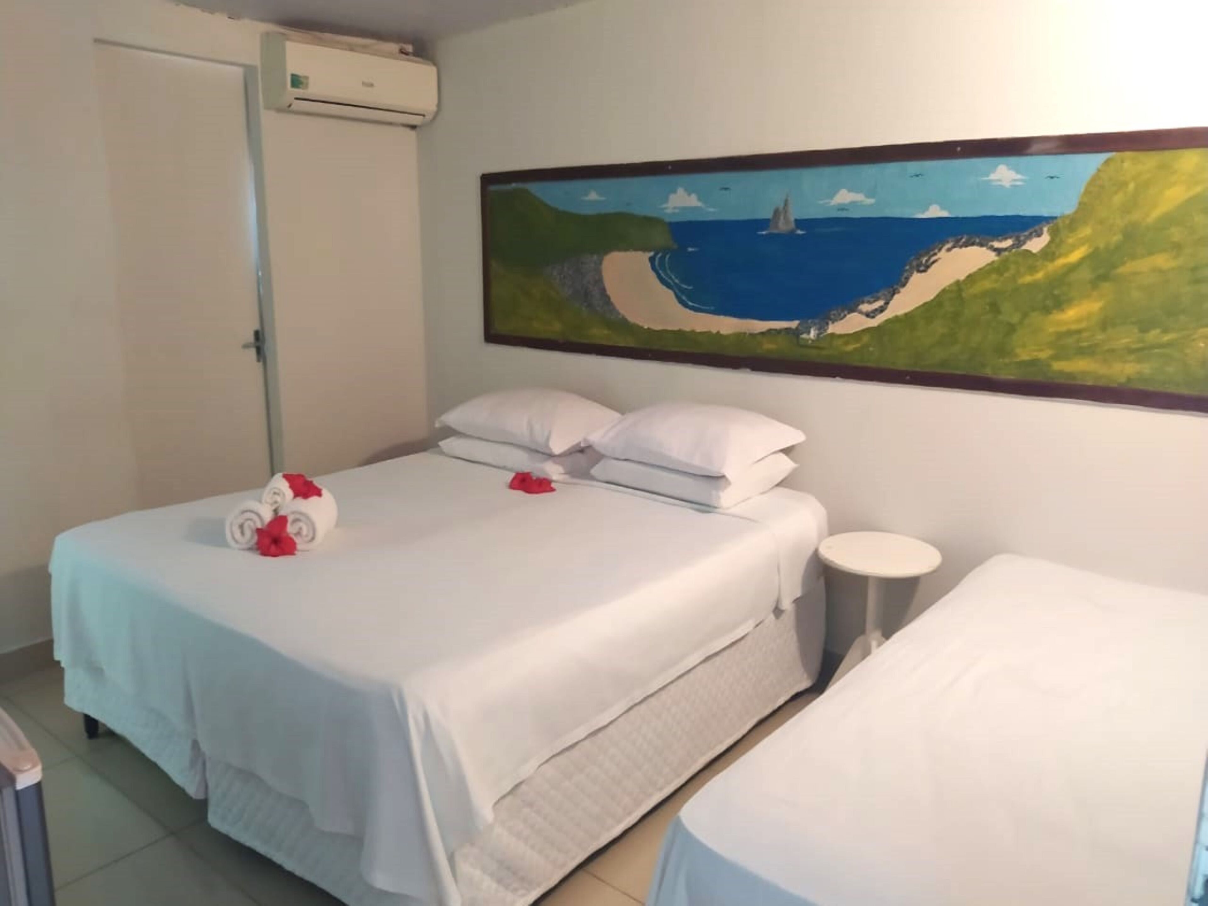 Habitación triple estándar | Minibar y ropa de cama