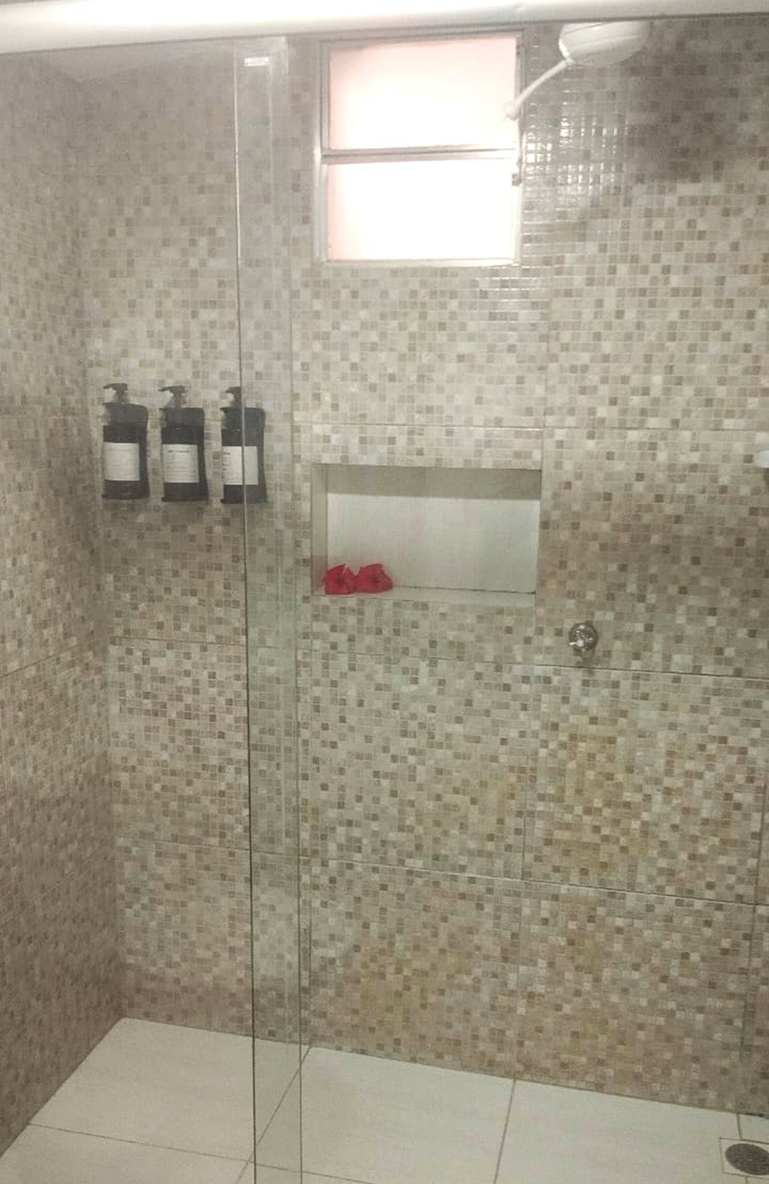 Habitación cuádruple estándar | Baño | Regadera, regadera tipo lluvia, secadora de cabello, toallas 