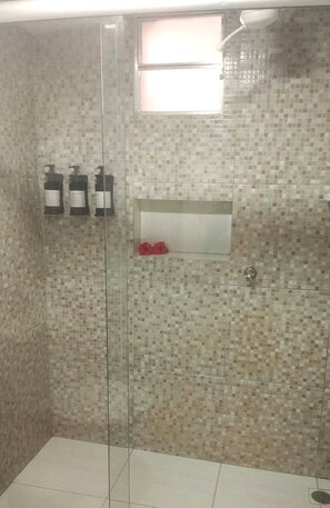 Standard Quadruple Room | Bathroom | Shower, rainfall showerhead, hair dryer, towels - Pousada Sao Silmares (Fernando de Noronha)