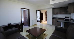 Um apartamento moderno com sala de estar, cozinha e quarto.