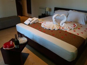 1 quarto, frigobar, cofres nos quartos, escrivaninha