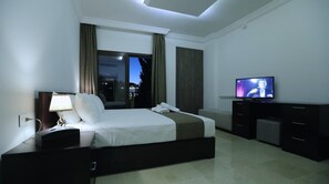 1 kamar tidur, minibar, brankas, dan meja kerja