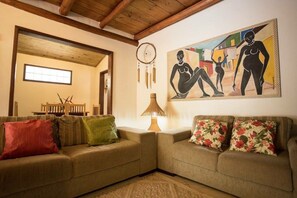 Casa Leste | Living room | Flat-screen TV - Vila Rosa dos Ventos - casas e pousada (Porto Seguro)