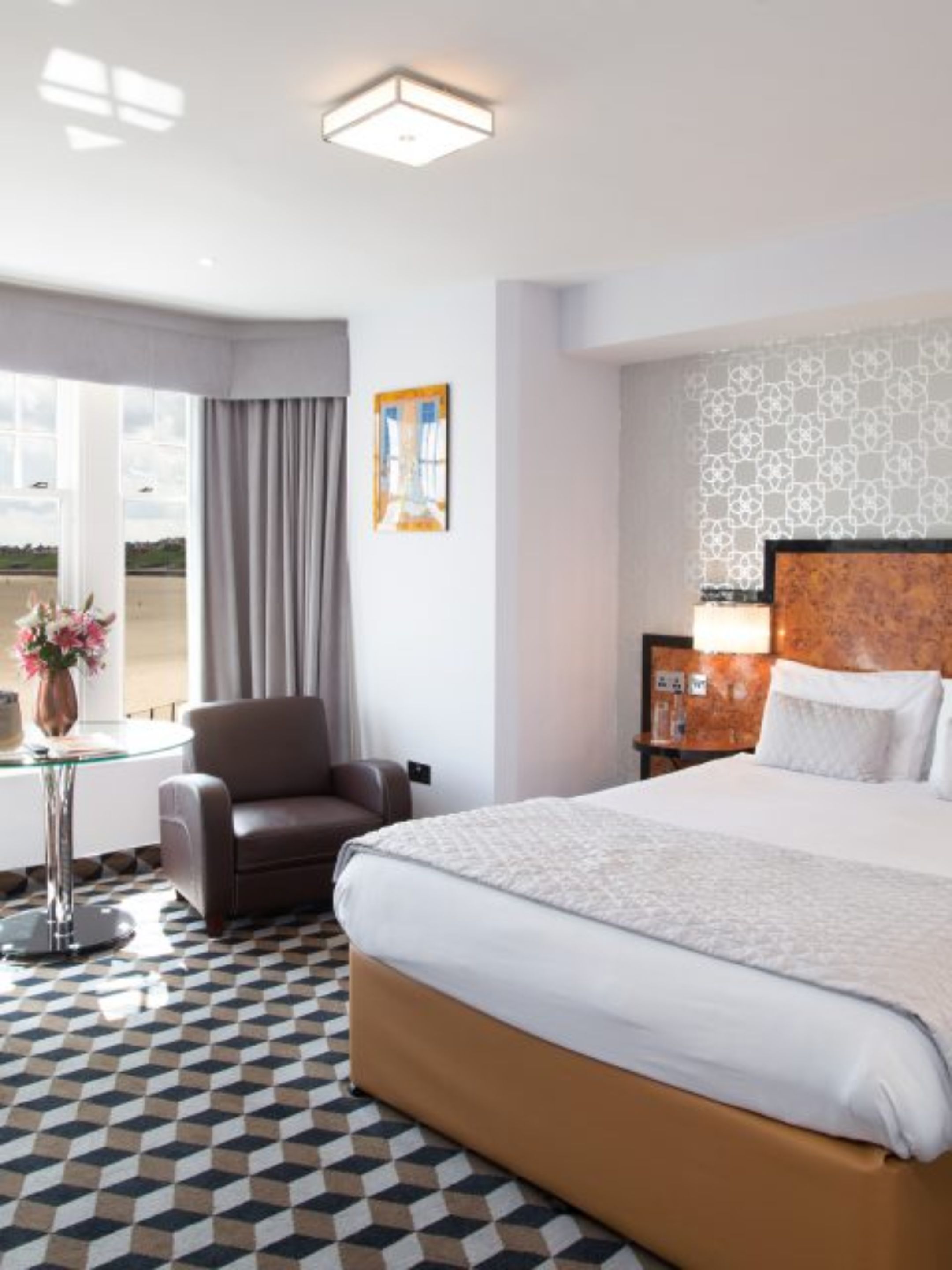 Habitación ejecutiva | Escritorio, tabla de planchar con plancha, wifi gratis y ropa de cama