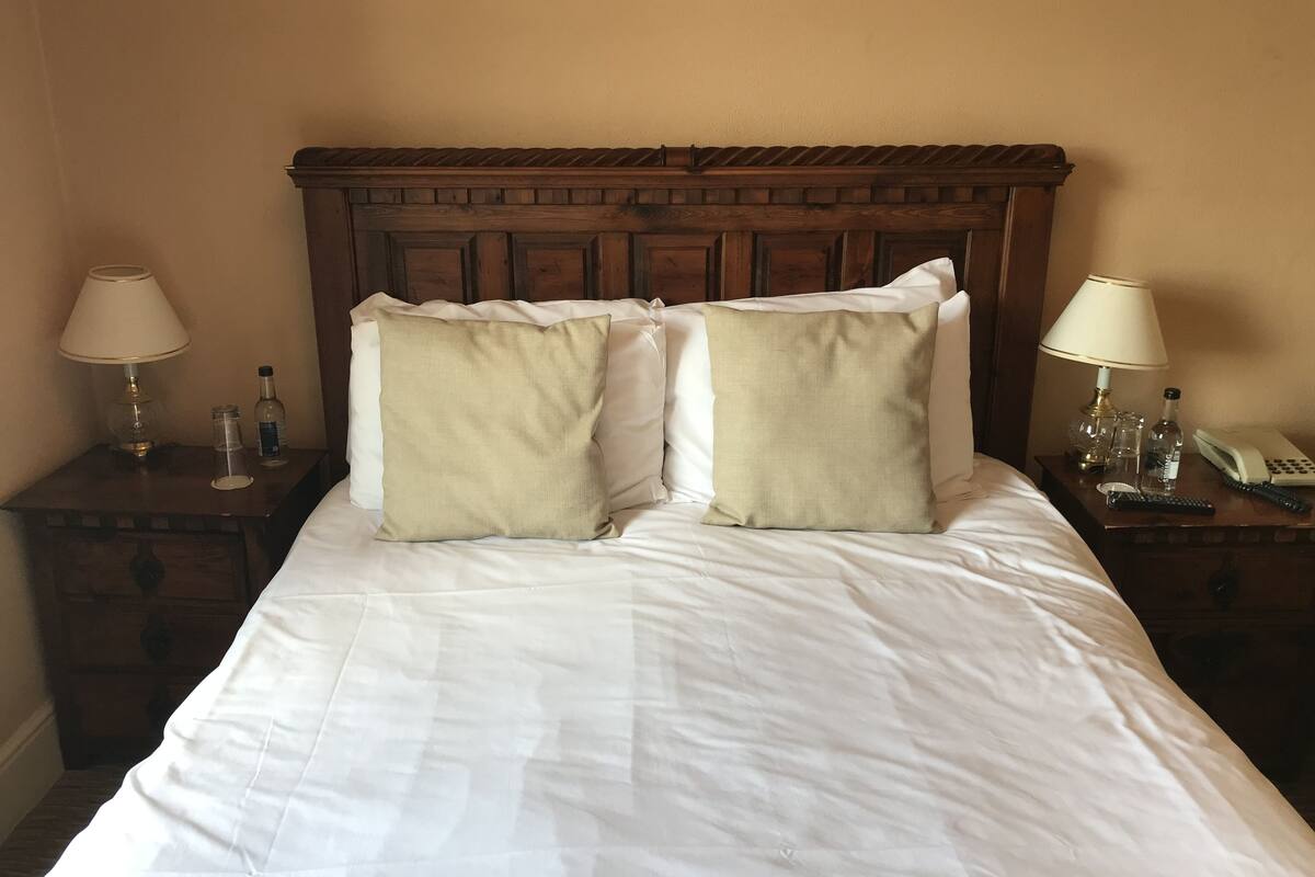 double room | desk, iron/ironing board, free wifi, bed sheets