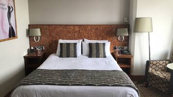 Escritorio, tabla de planchar con plancha, wifi gratis y ropa de cama