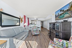 Condo Deluxe, 3 chambres, 2 salles de bains, au bord de l’océan (1701) | Aire de séjour | Téléviseur