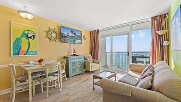 Deluxe appartement, 1 slaapkamer, balkon, aan zee (1702) | Woonruimte | Televisie