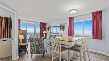 Condo Deluxe, 3 chambres, 2 salles de bains, au bord de l’océan (1701) | Repas dans la chambre