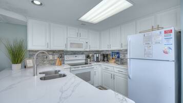 Luxury Condo, 2 Bedrooms, Oceanfront (1111) | Private kitchen