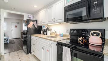 Condo, 1 phòng ngủ, ban công, sát bãi biển (1209) | Bếp riêng | Tủ lạnh, lò vi sóng, lò nướng, bếp nấu