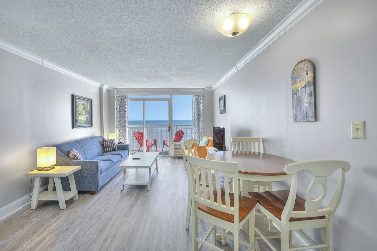 Condo, 1 Bedroom, Balcony, Oceanfront (716) | リビング エリア | テレビ