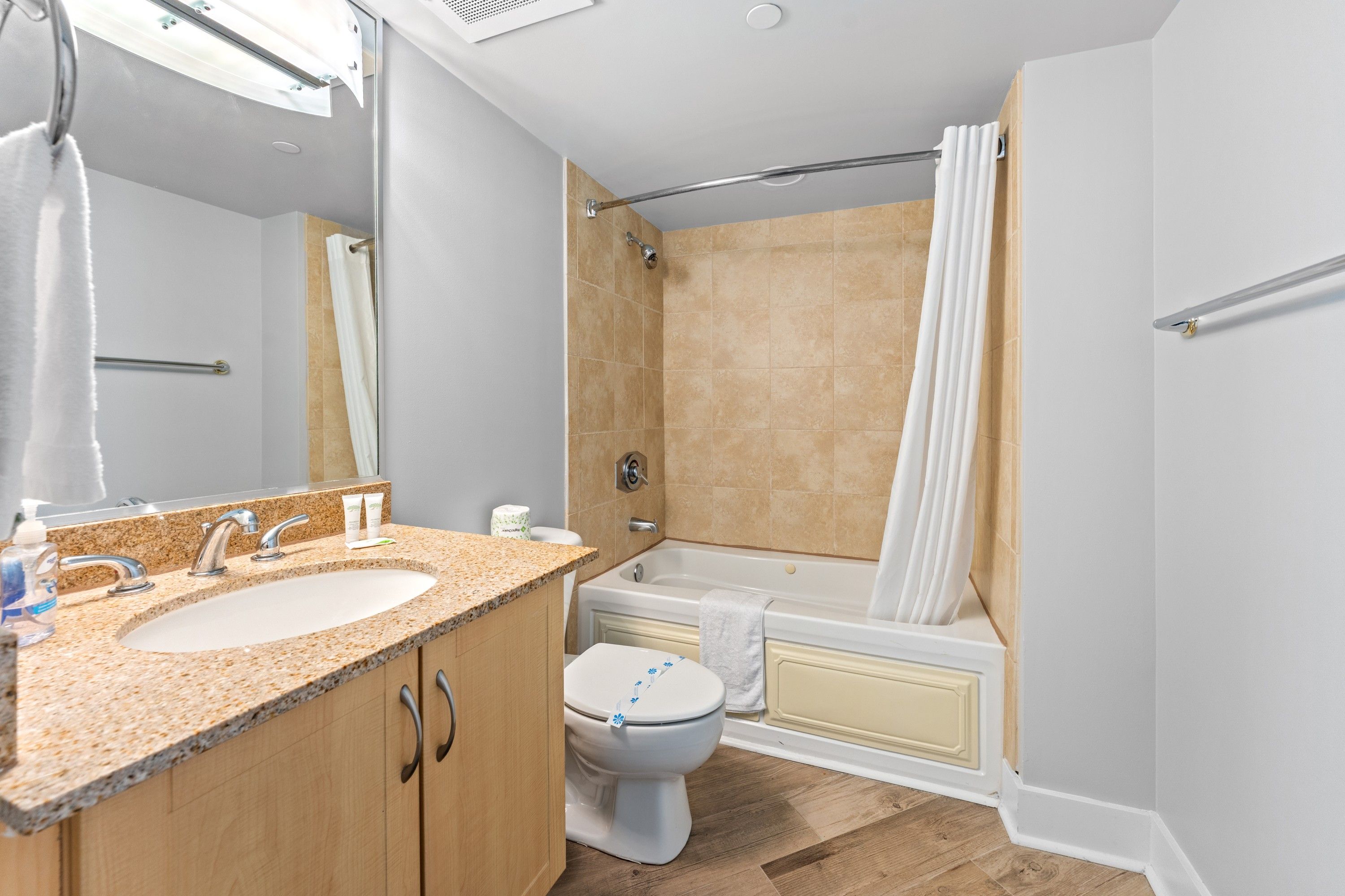 Ein Badezimmer mit Waschbecken, Toilette, Badewanne und Duschbereich.