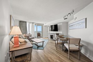 Condo, 3 Bedrooms, Oceanfront (1706) | 起居区 | 电视