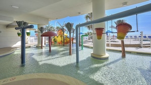 Una zona de jocs aquàtics amb tobogans i una piscina.