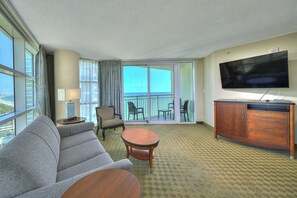 Condo básico, 2 habitaciones, vista parcial al océano, en esquina (1804) | Área de sala de estar | Televisión 