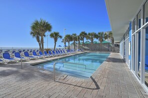 Alberca techada y alberca al aire libre