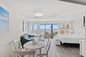 Condo, 1 Bedroom, Balcony, Oceanfront (608) | In-room dining