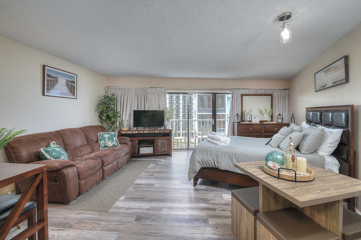 Condo, 1 Bedroom, Balcony, Ocean View (501) | Living area | TV