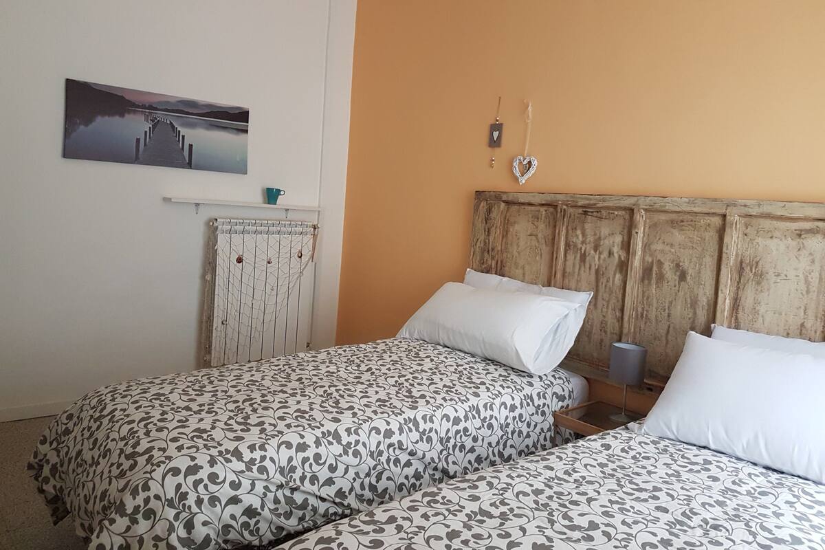 Quarto casal, vista para o jardim (Nisida) | Frigobar, escrivaninha, berços grátis, Wi-Fi de cortesia