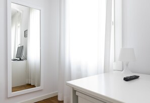 Căn hộ, 3 phòng ngủ | 1 phòng ngủ, bàn, bàn ủi/dụng cụ ủi quần áo 