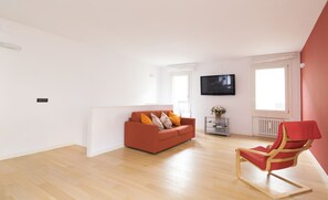 Apartament, 3 dormitoris | Sala d'estar | Televisor de pantalla plana 
