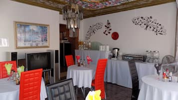 Daily English breakfast (ZAR 75 per person)