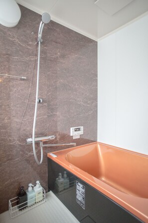 Tina y regadera independientes y tina profunda