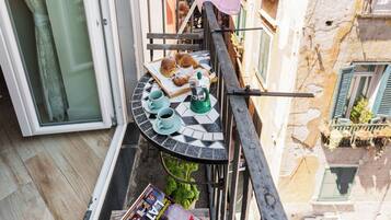 Luxury-Suite, 1 Queen-Bett, Stadtblick, Turm | Terrasse/Patio