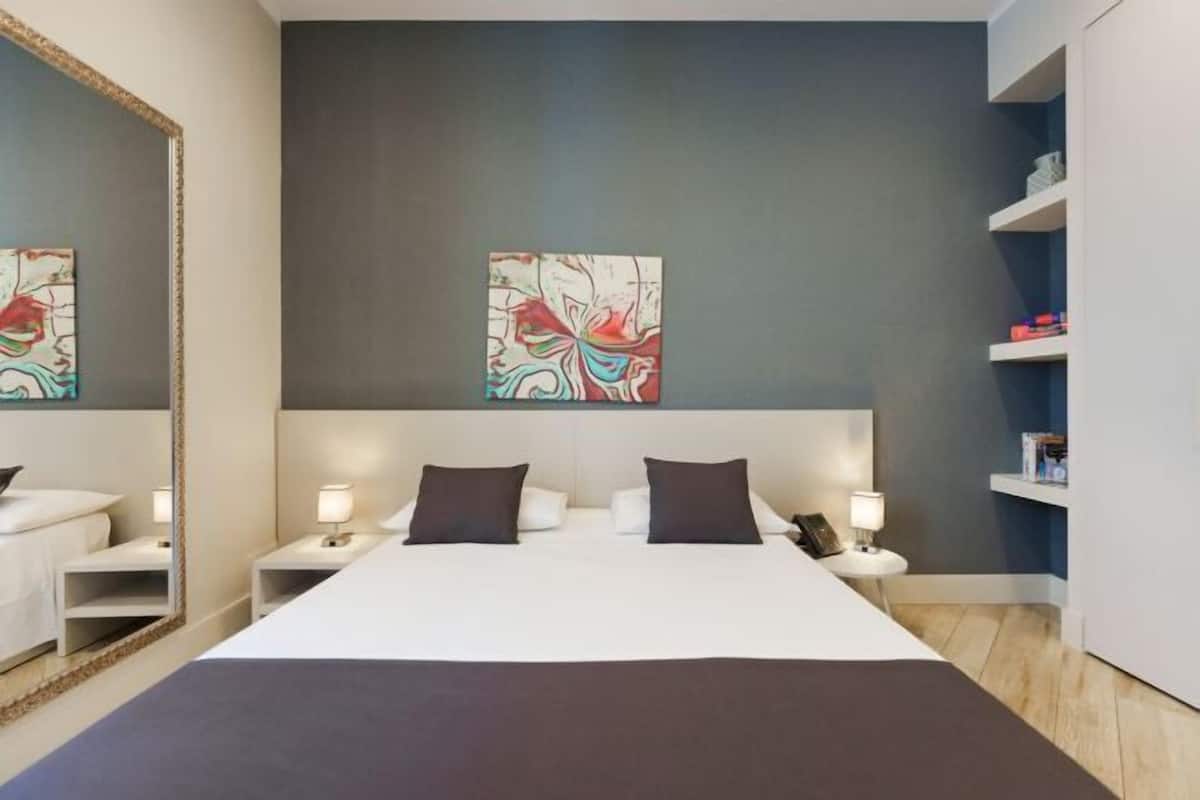 1 bedroom, Frette Italian sheets, premium bedding, down comforters