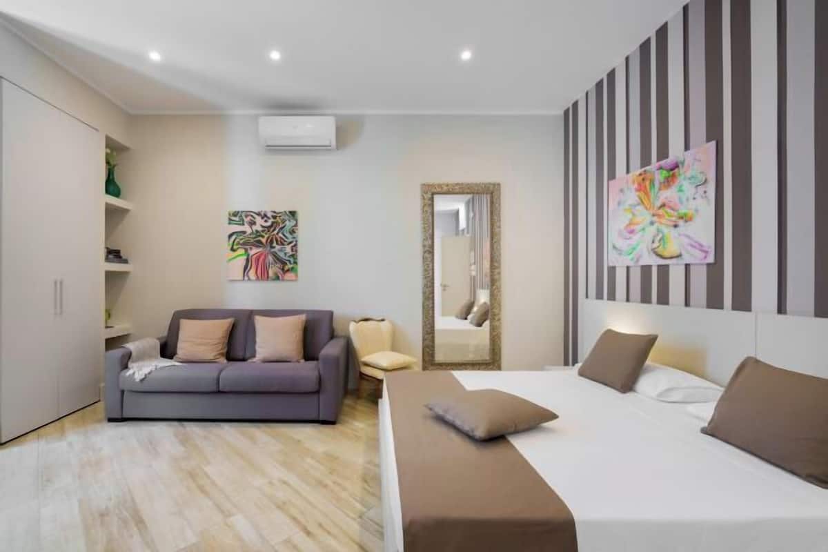 1 bedroom, Frette Italian sheets, premium bedding, down comforters
