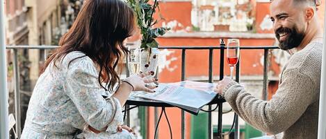 Suite Luxe, 1 grand lit, vue ville, dans la tour | Terrasse/Patio