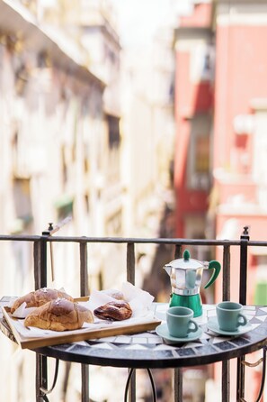 Luxury Suite, 1 Queen Bed, City View, Tower | Terrace/patio - It's Room Naples (Naples)