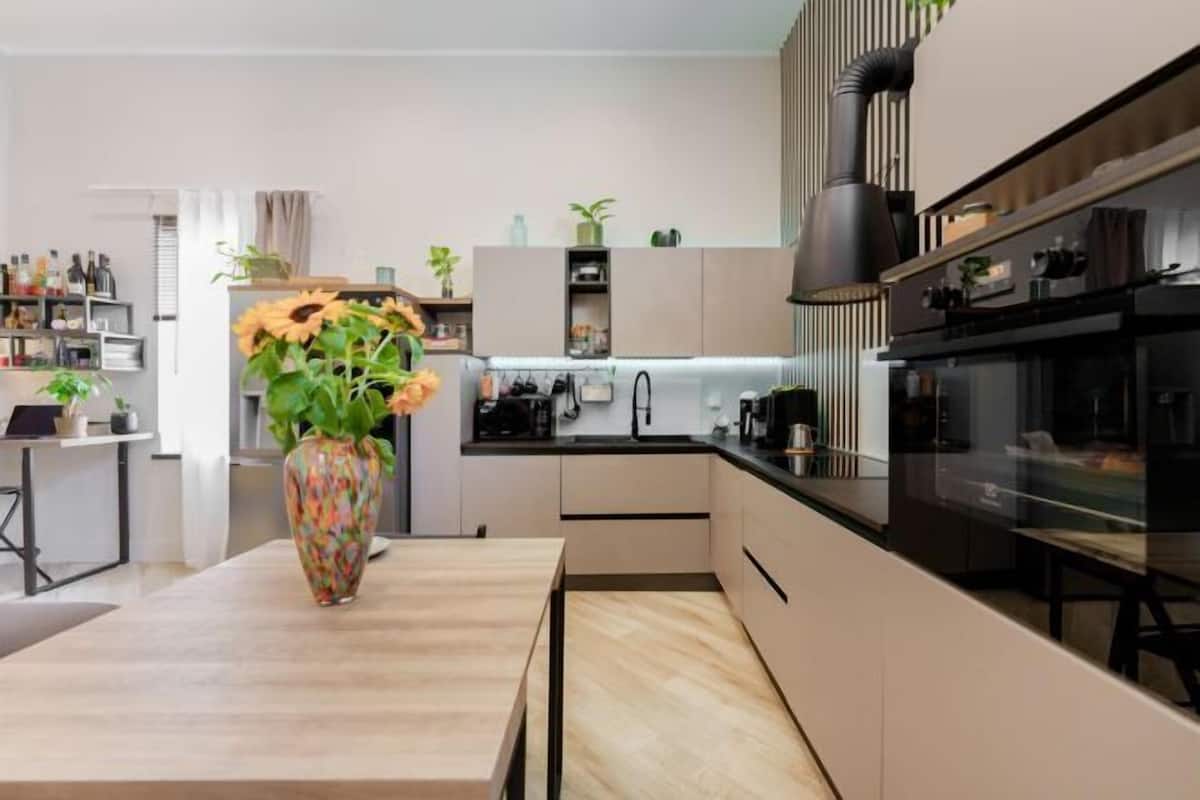 Private kitchen | Coffee/tea maker, electric kettle, cleaning supplies