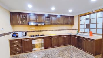 Royal Apartment | Dapur peribadi | Peti sejuk, ketuhar gelombang mikro, pembancuh kopi/teh, cerek elektrik