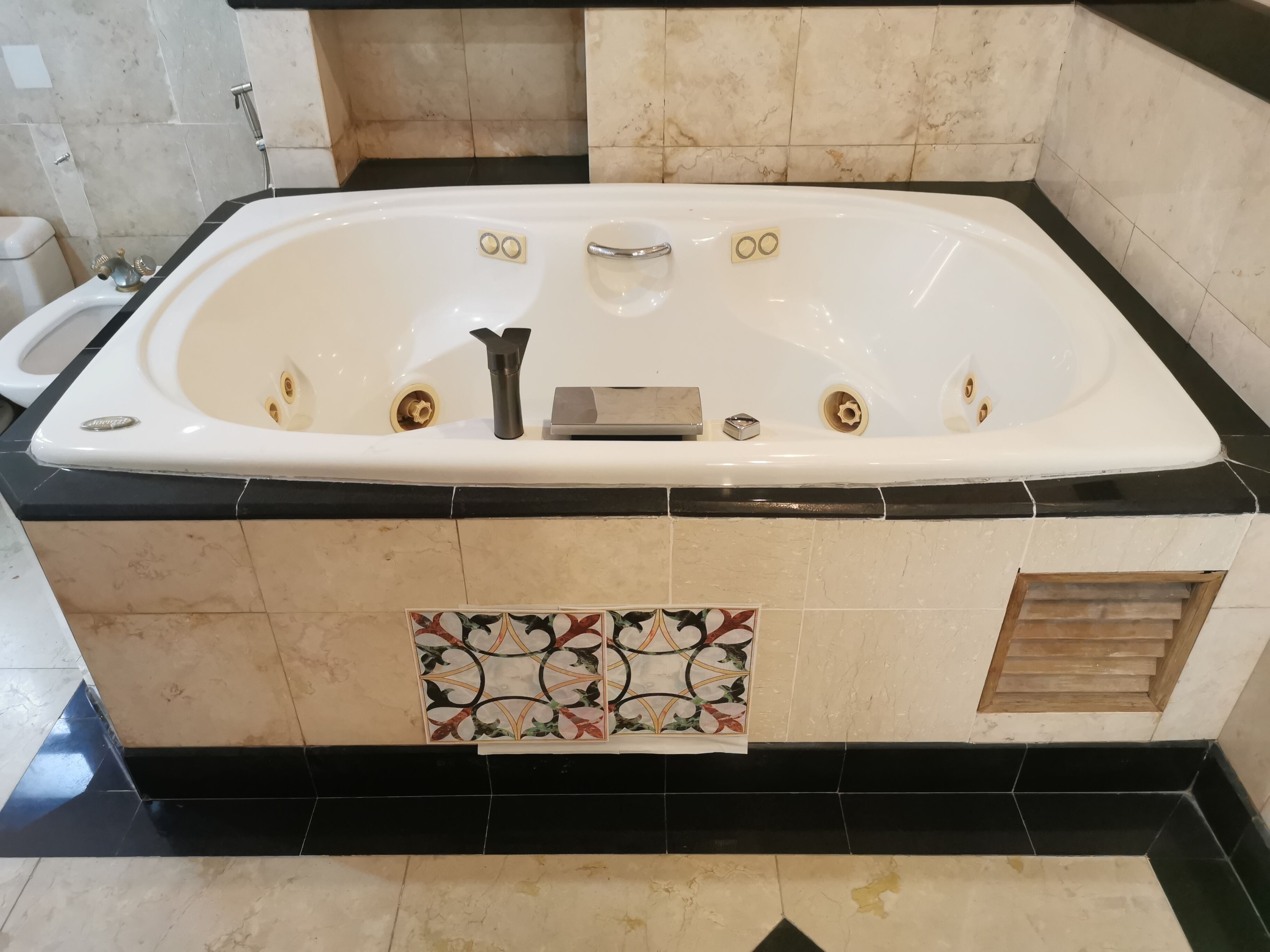 Deluxe Apartment | Bathroom | Shower, free toiletries, hair dryer, towels