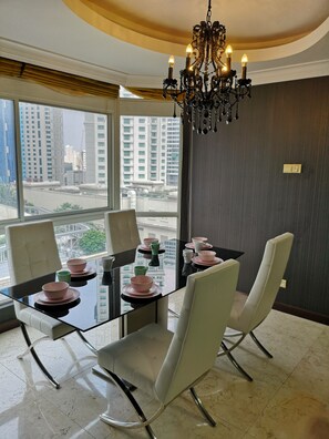 3 Bedrooms (Classic) | In-room dining