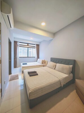 Apartemen Desain | 3 kamar tidur, tirai kedap cahaya, dan setrika/meja setrika