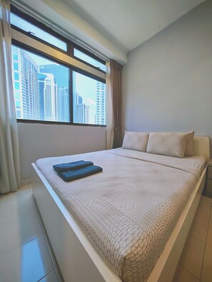 Design Apartment | 3 bedrooms, blackout drapes, iron/ironing board, free WiFi