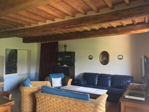 Apartment, 4 Bedrooms, 2 Bathrooms | Living area