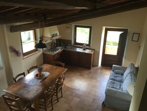 Appartement, 2 chambres | Aire de séjour | Téléviseur à écran plat