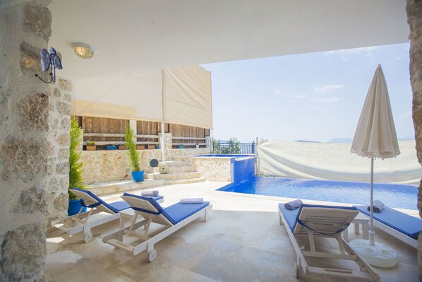 Außenpool, Sonnenschirme, Liegestühle