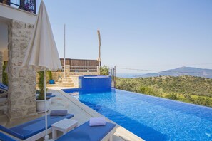 Piscine extérieure, parasols de plage, chaises longues