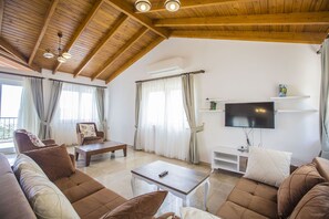 Villa Deluxe | Coin séjour | Télévision LCD, cheminée