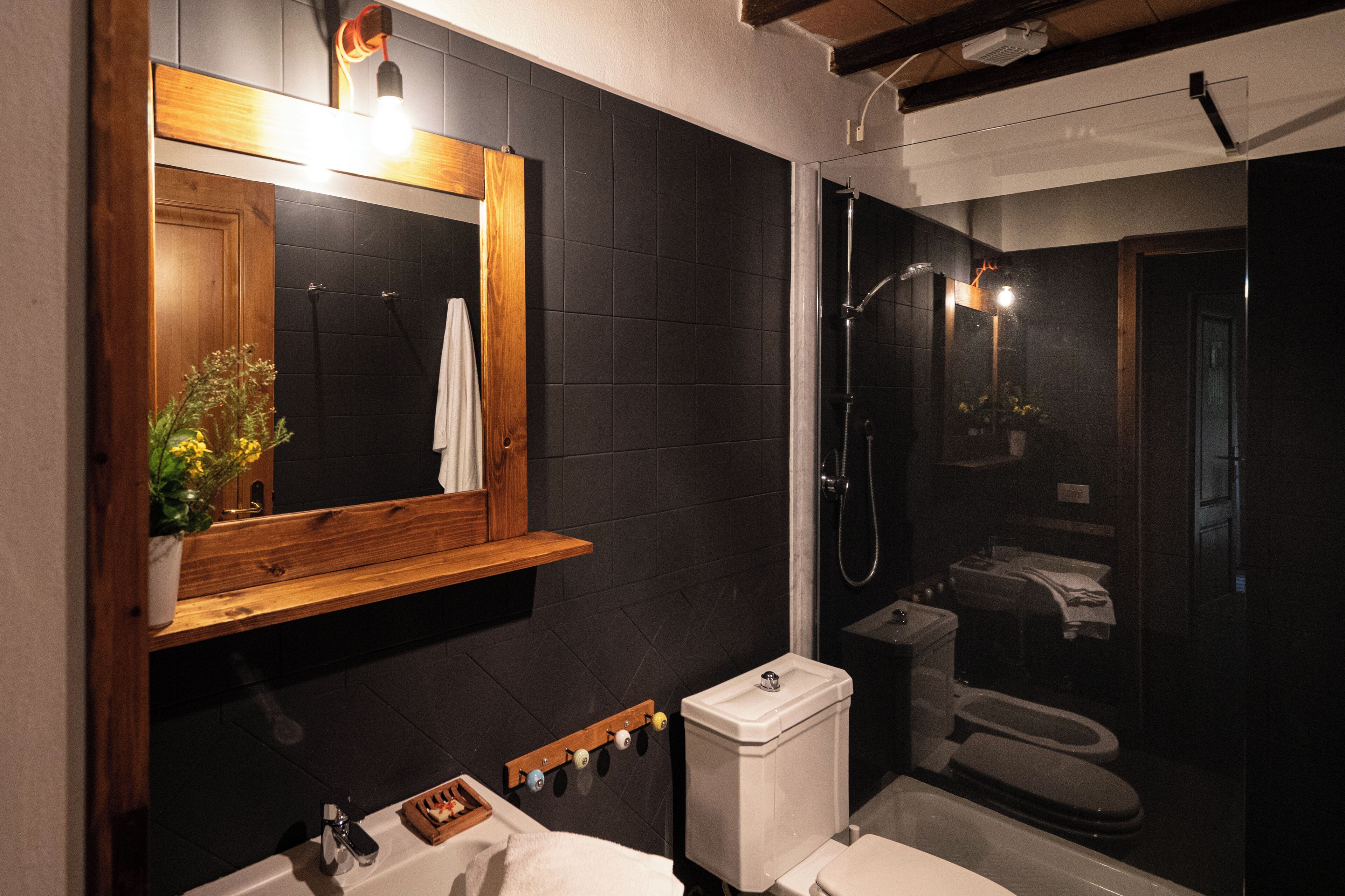 Douche, sèche-cheveux, bidet, serviettes fournies