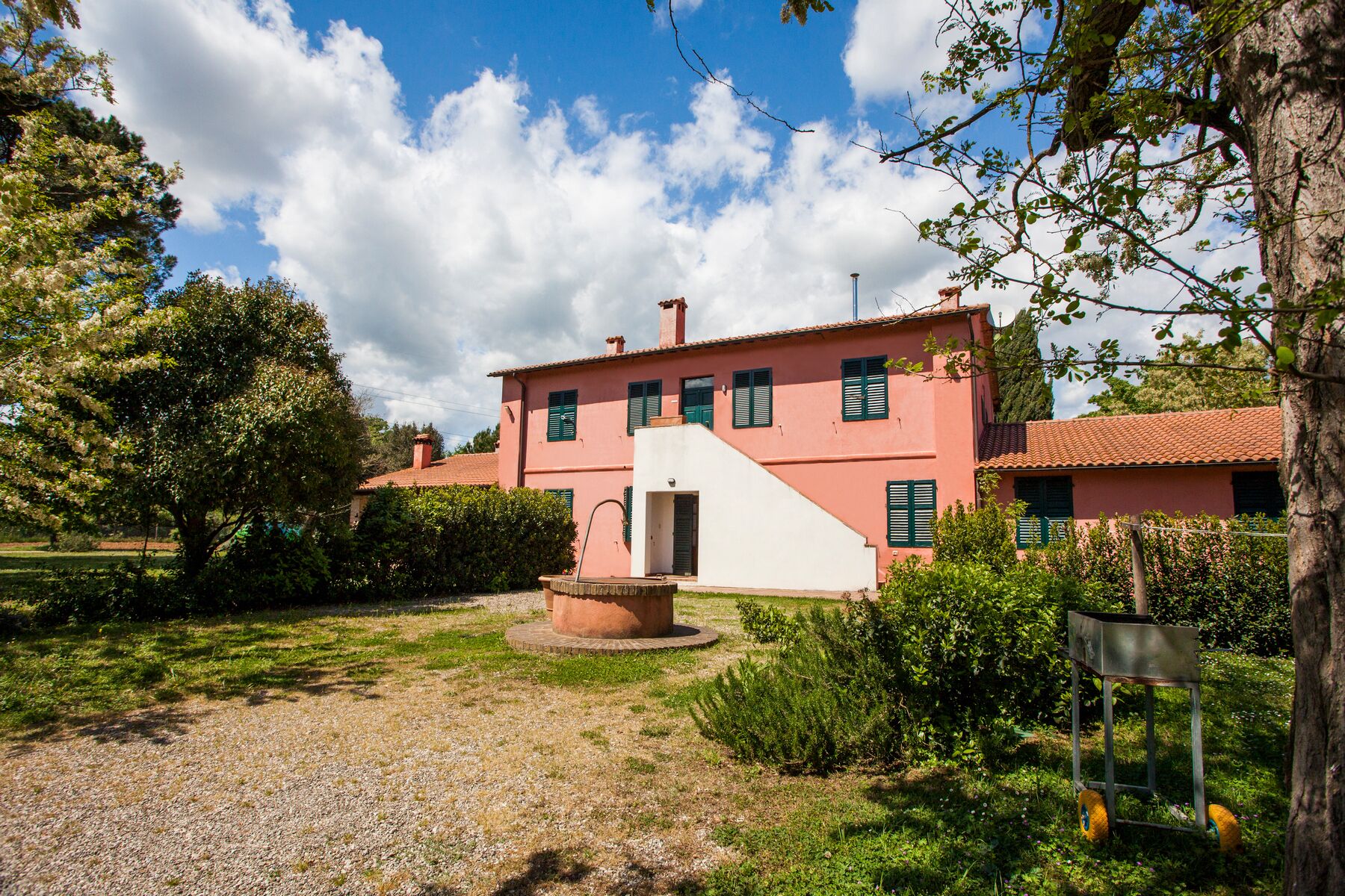 المنشأة من الخارج