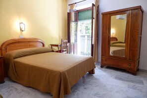Standard Quadruple Room | Desk, laptop workspace, free cribs/infant beds, free WiFi - Hotel Central (Lanjaron)